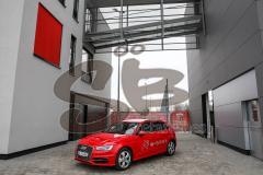 Fahrzeugübergabe an den FC Ingolstadt 04 - Audi A3 e-tron an das Nachwuchsleistungszentrum NLZ - Schlüsselübergabe vor dem Jugendzentrum am Audi Sportpark