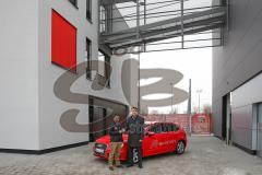 Fahrzeugübergabe an den FC Ingolstadt 04 - Audi A3 e-tron an das Nachwuchsleistungszentrum NLZ - Schlüsselübergabe - links Florian Günzler (Geschäftsstellenleiter FCI) und rechts Michael Sellinger (Audi VIP-Sales)