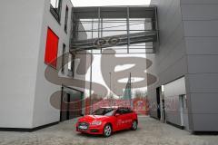Fahrzeugübergabe an den FC Ingolstadt 04 - Audi A3 e-tron an das Nachwuchsleistungszentrum NLZ - Schlüsselübergabe vor dem Jugendzentrum am Audi Sportpark