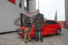 Fahrzeugübergabe an den FC Ingolstadt 04 - Audi A3 e-tron an das Nachwuchsleistungszentrum NLZ - Schlüsselübergabe - links Florian Günzler (Geschäftsstellenleiter FCI) und rechts Michael Sellinger (Audi VIP-Sales)