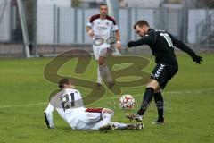 Regionalliga Bayern - FC Ingolstadt 04 II - SV Seligenporten - Dominik Weiß (21) wird der Ball von Dominik Räder (SV) rechts abgenommen