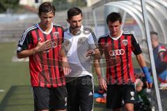 Regionalliga Bayern - FC Ingolstadt 04 II - TSV Buchbach 1:1 - Marcel Hagmann (23), Cheftrainer Stefan Leitl und Andreas Buchner (16) diskutieren in der Halbzeitpause