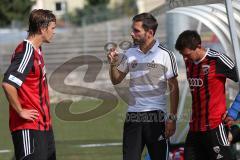 Regionalliga Bayern - FC Ingolstadt 04 II - TSV Buchbach 1:1 - Marcel Hagmann (23), Cheftrainer Stefan Leitl und Andreas Buchner (16) diskutieren in der Halbzeitpause