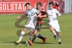 Regionalliga Bayern - FC Ingolstadt 04 II - TSV Buchbach 1:1 - Gordon Büch  (2) in der Mitte wird bedrängt