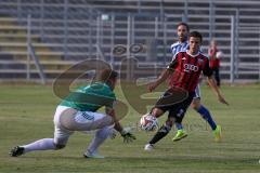 Regionalliga Bayern - FC Ingolstadt 04 II - FV Illertissen - rechts Dominik Wolfsteiner  kommt zu spät und fliegt über Torwart Patrick Rösch (FV)