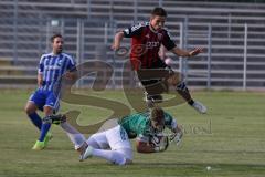 Regionalliga Bayern - FC Ingolstadt 04 II - FV Illertissen - rechts Dominik Wolfsteiner  kommt zu spät und fliegt über Torwart Patrick Rösch (FV)