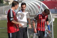 Regionalliga Bayern - FC Ingolstadt 04 II - TSV Buchbach 1:1 - Marcel Hagmann (23), Cheftrainer Stefan Leitl und Andreas Buchner (16) diskutieren in der Halbzeitpause