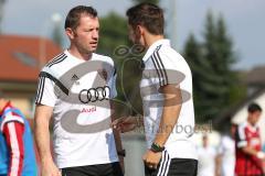 Regionalliga Bayern - FC Ingolstadt 04 II - TSV Buchbach 1:1 - Co-Trainer Ralf Keidel und Cheftrainer Stefan Leitl diskutieren in der Halbzeitpause