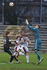 Regionalliga Bayern - FC Ingolstadt 04 II - SV Seligenporten - Torwart Dominik Brunnhübner (SV) kommt mitte Michael Denz (5) zuvor. Links Florian Jakl (SV)