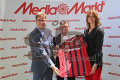 Pressekonferenz - Media Markt neuer Trikotsponsor beim FC Ingolstadt 04 - Wolfgang Kirsch,links CEO Media-Saturn Deutschland GmbH, Franz Spitzauer, Geschäftsführer FC Ingolstadt 04, und Andrea Koepfer, Vice President Corporate - Foto: Marek Kowalski