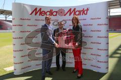 Pressekonferenz - Media Markt neuer Trikotsponsor beim FC Ingolstadt 04 - Wolfgang Kirsch,links CEO Media-Saturn Deutschland GmbH, Franz Spitzauer, Geschäftsführer FC Ingolstadt 04, und Andrea Koepfer, Vice President Corporate - Foto: Marek Kowalski