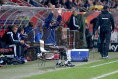 1. BL - Saison 2015/2016 - FC Ingolstadt 04 - Hamburger SV - Michael Henke (Co-Trainer FC Ingolstadt 04) feuert die Fans an mehr Stimmung zu machen - Foto: Jürgen Meyer