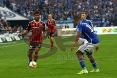 1. Bundesliga - Fußball - FC Schalke 04 - FC Ingolstadt 04 - Elias Kachunga (25, FCI) dribbelt gegen Dennis Aogo (15, Schalke). Foto: Adalbert Michalik