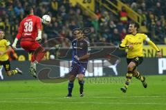 1. Bundesliga - Fußball - Borussia Dortmund - FC Ingolstadt 04 - Darío Lezcano (37, FCI) Mats Hummels (BVB 15) Sturm auf das Tor, Torwart Roman Bürki (BVB 38) fängt den Ball nicht