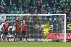 1. Bundesliga - Fußball - VfL Wolfsburg - FC Ingolstadt 04 -  Tor gegen Ingolstadt 1:0, Torwart Ramazan Özcan (1, FCI) ratlos