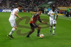 1. Bundesliga - Fußball - Borussia Mönchengladbach - FC Ingolstadt 04 - Alfredo Morales (6, FCI) behauptet den Ball gegen Ibrahima Traore (16, Mönchengladbach) und Havard Nordtveit (6, Mönchengladbach). Foto: Adalbert Michalik