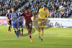 1. Bundesliga - Fußball - Hertha BSC  Berlin - FC Ingolstadt 04 - knapp am Tor Darío Lezcano (37, FCI) und Torwart Rune Jarstein (Hertha 22)