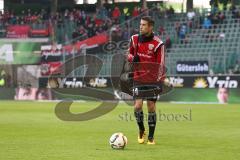 1. Bundesliga - Fußball - VfL Wolfsburg - FC Ingolstadt 04 -  Stefan Lex (14, FCI) nach dem Warmup räumt er die Bälle auf