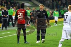 1. Bundesliga - Fußball - Borussia Mönchengladbach - FC Ingolstadt 04 - Cheftrainer Ralph Hasenhüttl (FCI) bejubelt den Punktgewinn mit Danny da Costa (21, FCI) . Foto: Adalbert Michalik