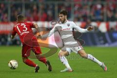 1. Bundesliga - Fußball - FCBayern - FC Ingolstadt 04 - links Rafinha (13 Bayern) und rechts Angriff Mathew Leckie (7, FCI)