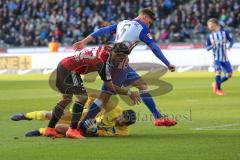 1. Bundesliga - Fußball - Hertha BSC  Berlin - FC Ingolstadt 04 - am Boden mit Ball Torwart Rune Jarstein (Hertha 22), Darío Lezcano (37, FCI) und Niklas Stark (Hertha 5) kämpfen drum