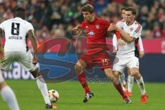 1. Bundesliga - Fußball - FCBayern - FC Ingolstadt 04 - Zweikampf, Thomas Müller (25 Bayern) wird von #fc10 gehalten