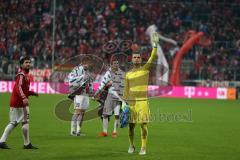 1. Bundesliga - Fußball - FCBayern - FC Ingolstadt 04 - Spiel ist aus Niederlage, das Team bedankt sich bei den Fans Torwart Ramazan Özcan (1, FCI) Almog Cohen (36, FCI)