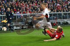 1. Bundesliga - Fußball - FCBayern - FC Ingolstadt 04 - Holger Badstuber (28 Bayern) foult Lukas Hinterseer (16, FCI)