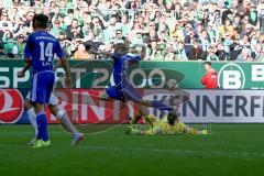 1. BL - Saison 2015/2016 - Werder Bremen - FC Ingolstadt 04 - Moritz Hartmann (#9 FC Ingolstadt 04) - Felix Wiedwald (Bremen) - Foto: Jürgen Meyer