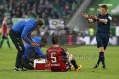 1. Bundesliga - Fußball - VfL Wolfsburg - FC Ingolstadt 04 -  Benjamin Hübner (5, FCI) ist mit Naldo (Wolfsburg 25) zusammengestoßen, wird behandelt