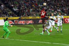 1. Bundesliga - Fußball - Borussia Mönchengladbach - FC Ingolstadt 04 - Marvin Matip (34, FCI) versucht Yann Sommer (1, Mönchengladbach) zu überköpfen. Foto: Adalbert Michalik