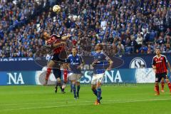 1. Bundesliga - Fußball - FC Schalke 04 - FC Ingolstadt 04 - Moritz Hartmann (9, FCI) gewinnt das Kopfballduell gegen Benedikt Höwedes (4, Schalke). Leon Goretzka (8, Schalke) sieht zu.  Foto: Adalbert Michalik