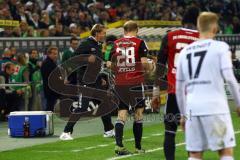 1. Bundesliga - Fußball - Borussia Mönchengladbach - FC Ingolstadt 04 - Cheftrainer Ralph Hasenhüttl (FCI) bejubelt den Punktgewinn. Foto: Adalbert Michalik