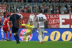 1. Bundesliga - Fußball - FCBayern - FC Ingolstadt 04 - Torwart Ramazan Özcan (1, FCI) und links schießt Robert Lewandowski (9 Bayern)