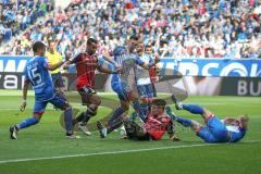 1. Bundesliga - Fußball - TSG 1899 Hoffenheim - FC Ingolstadt 04 - Benjamin Hübner (5, FCI) und Ermin Bicakcic (TSG 4) stoßen zusammen und Ermin Bicakcic (TSG 4) erleidet eine Platzwunde