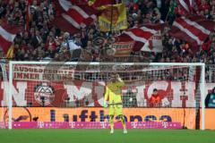 1. Bundesliga - Fußball - FCBayern - FC Ingolstadt 04 - Torwart Ramazan Özcan (1, FCI) und hinter ihm die Bayern Fans