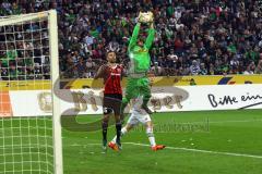 1. Bundesliga - Fußball - Borussia Mönchengladbach - FC Ingolstadt 04 - Yann Sommer (1, Mönchengladbach) fängt den Ball vor Lukas Hinterseer (16, FCI) ab. Foto: Adalbert Michalik