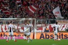 1. Bundesliga - Fußball - FCBayern - FC Ingolstadt 04 - Tor für Bayern 1:0 durch Robert Lewandowski (9 Bayern), die Ingolstädter lassen Kopf hängen, Stefan Wannenwetsch (22, FCI) mitte