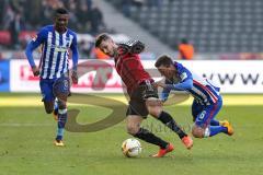 1. Bundesliga - Fußball - Hertha BSC  Berlin - FC Ingolstadt 04 - mitte Mathew Leckie (7, FCI) links Salomon Kalou (Hertha 8) und rechts Vladimir Darida