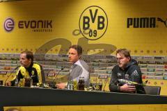 1. Bundesliga - Fußball - Borussia Dortmund - FC Ingolstadt 04 - Pressekonferenz nach dem Spiel, Cheftrainer Ralph Hasenhüttl (FCI) spricht Klartext zu den Vorfällen, links Cheftrainer Thomas Tuchel (BVB Trainer)