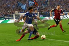 1. Bundesliga - Fußball - FC Schalke 04 - FC Ingolstadt 04 - Benjamin Hübner (5, FCI) verteidigt gegen Leroy Sané (19, Schalke). Max Christiansen (19, FCI) kommt zur Unterstützung. Foto: Adalbert Michalik