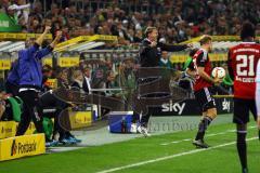 1. Bundesliga - Fußball - Borussia Mönchengladbach - FC Ingolstadt 04 - Cheftrainer Ralph Hasenhüttl (FCI) bejubelt den Punktgewinn. Foto: Adalbert Michalik