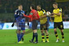 1. Bundesliga - Fußball - Borussia Dortmund - FC Ingolstadt 04 - Torjubel, das keines war, Mats Hummels (BVB 15) mit Eigentor, wurde nicht gegeben. Diskussionen beim Schiedsrichter Benjamin Hübner (5, FCI) Max Christiansen (19, FCI)