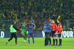 1. Bundesliga - Fußball - Borussia Dortmund - FC Ingolstadt 04 - Nach dem Spiel Cheftrainer Ralph Hasenhüttl (FCI) diskutiert mit den drei Schiedsrichtern