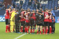 1. BL - Saison 2015/2016 - Schalke 04 - FC Ingolstadt 04 - Die Mannschaft nach dem Spiel bilden einen Kreis -  Foto: Jürgen Meyer