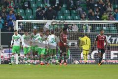 1. Bundesliga - Fußball - VfL Wolfsburg - FC Ingolstadt 04 -  2. Tor für Wolfsburg, Jubel links und rechts  holt Torwart Ramazan Özcan (1, FCI) den Ball aus dem Tor