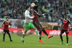 1. Bundesliga - Fußball - VfL Wolfsburg - FC Ingolstadt 04 -  Kopfballduell Marcel Schäfer (Wolfsburg 4) und Danny da Costa (21, FCI)