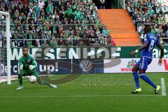 1. BL - Saison 2015/2016 - Werder Bremen - FC Ingolstadt 04 - Ramazan Özcan (#1 FC Ingolstadt 04) - Roger de Oliveira Bernardo (#8 FC Ingolstadt 04) - Foto: Jürgen Meyer