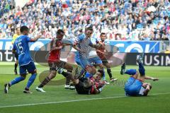 1. Bundesliga - Fußball - TSG 1899 Hoffenheim - FC Ingolstadt 04 - Benjamin Hübner (5, FCI) und Ermin Bicakcic (TSG 4) stoßen zusammen und Ermin Bicakcic (TSG 4) erleidet eine Platzwunde