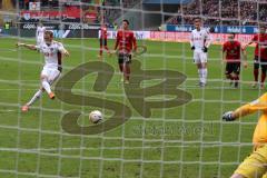 1. Bundesliga - Fußball - Eintracht Frankfurt - FC Ingolstadt 04 - Moritz Hartmann (9, FCI) Tor Elfmeter Jubel, Torwart Lukáš Hrádecký (1 Frankfurt)